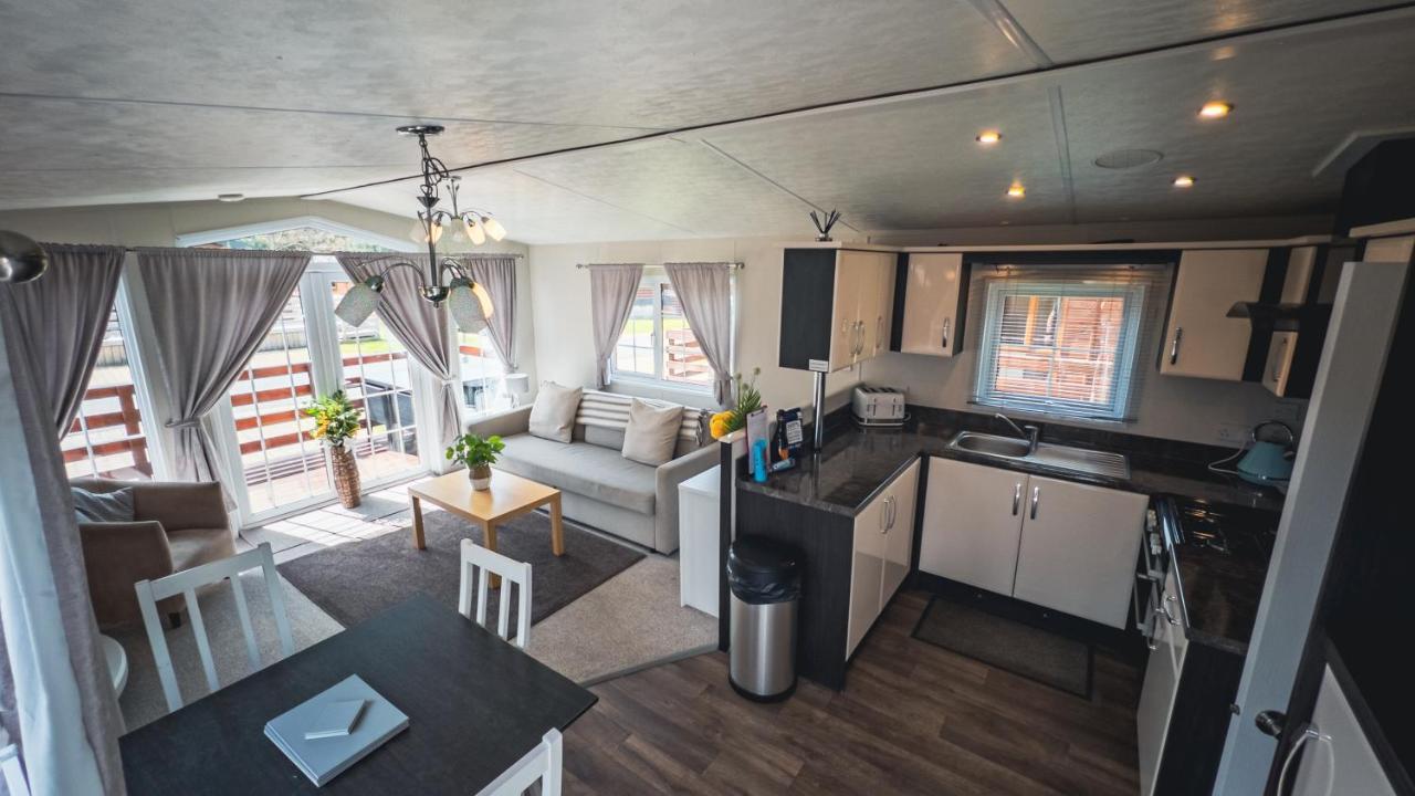 Angie'S Haven, Superb 2 Bedroom Lodge With Hot Tub - Sleeps 6 - Felmoor Park Morpeth Luaran gambar
