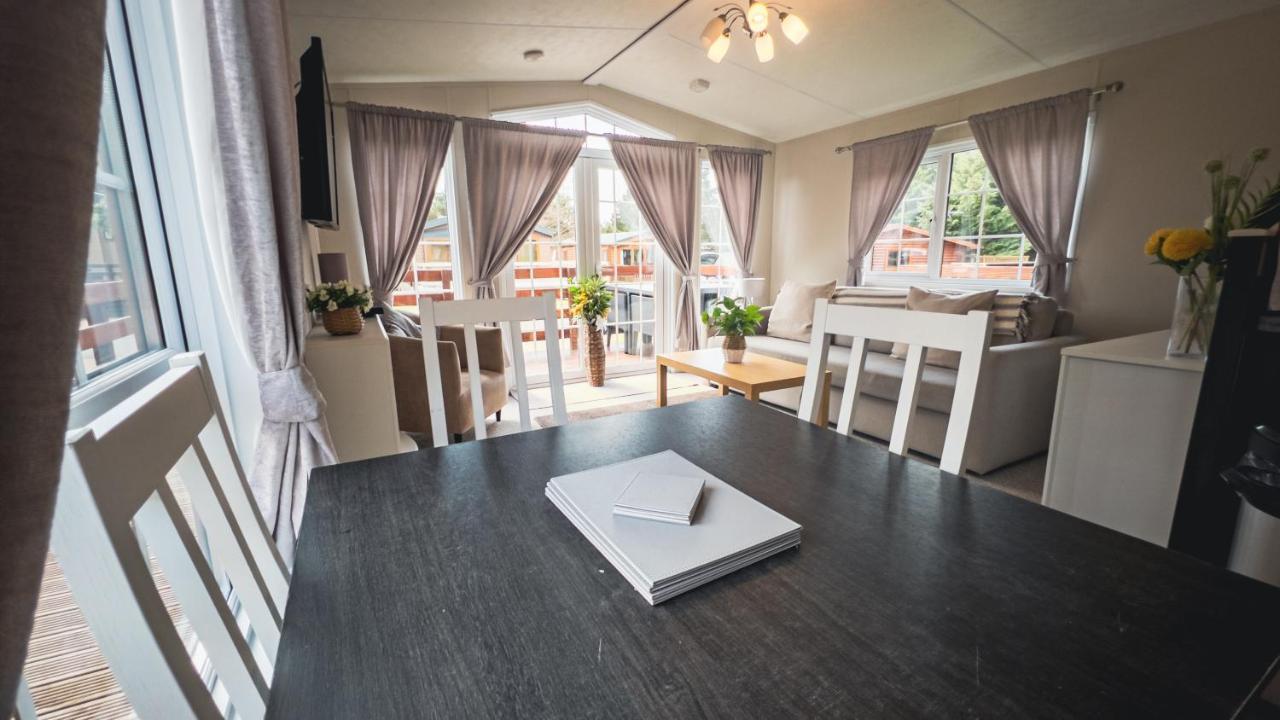Angie'S Haven, Superb 2 Bedroom Lodge With Hot Tub - Sleeps 6 - Felmoor Park Morpeth Luaran gambar